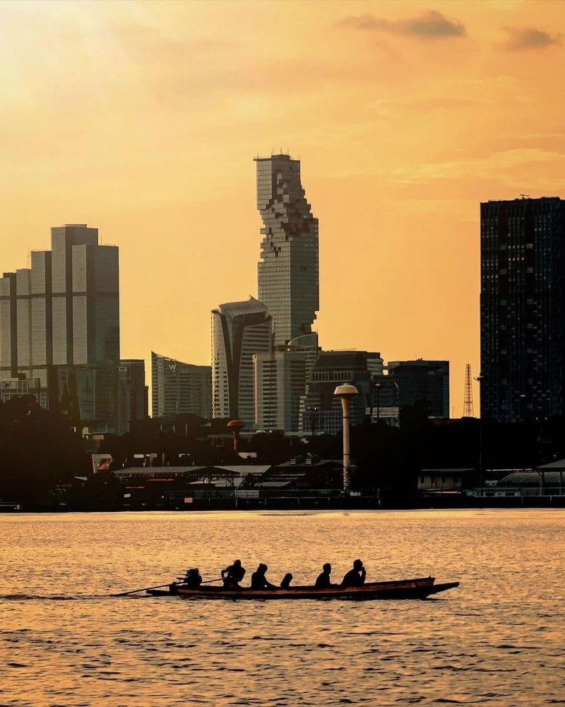 「大京都大廈」(King Power Mahanakhon)由德國籍建築師 Ole Scheeren 操刀設計。 「大京都大廈」(King Power Mahanakhon)由德國籍建築師 Ole Scheeren 操刀設計。