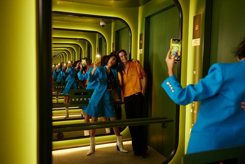 彷彿《廣告狂人》(Mad Men)的復古場景中。 彷彿《廣告狂人》(Mad Men)的復古場景中。