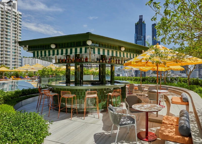 融合植栽綠意的池畔吧台。 融合植栽綠意的池畔吧台。