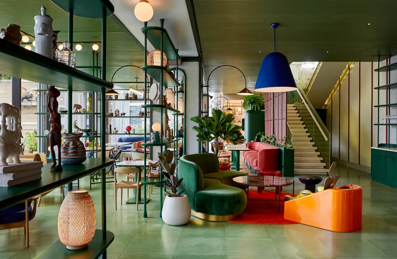 「The Parlour」空間延伸自大廳風格,卻以明亮的黃、深沈穩重的綠劃分。 「The Parlour」空間延伸自大廳風格,卻以明亮的黃、深沈穩重的綠劃分。