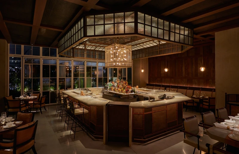 醒目的八角形島吧台供應亞洲風味的雞尾酒。 醒目的八角形島吧台供應亞洲風味的雞尾酒。