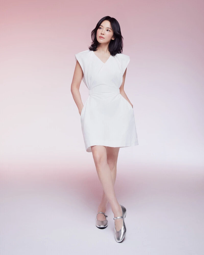 DELICATO水鑽釦軟皮方頭瑪莉珍鞋(銀色),NT5,150。 DELICATO水鑽釦軟皮方頭瑪莉珍鞋(銀色),NT5,150。