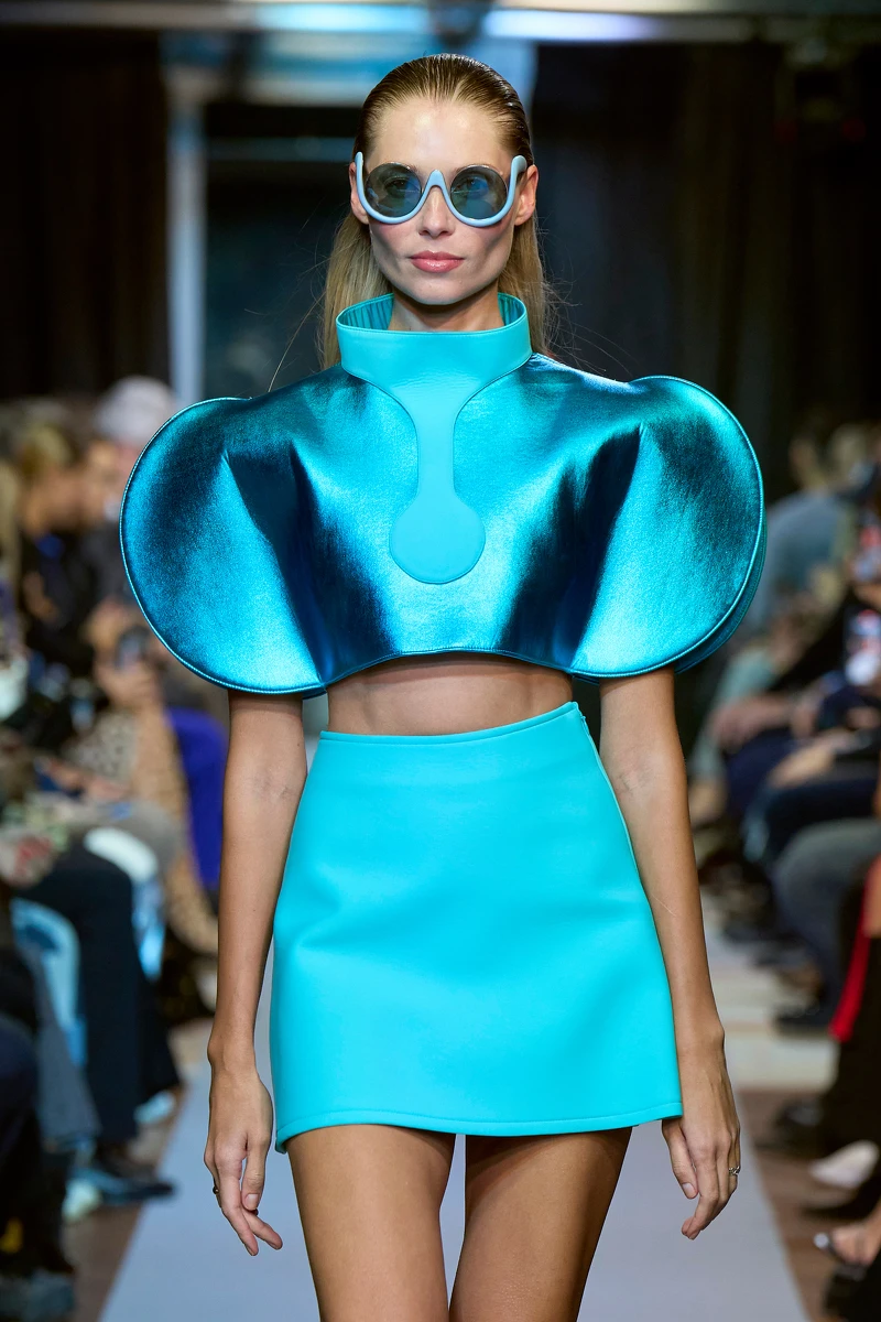 Pierre Cardin2025春夏系列延續太空裝議題,打造未來服裝。