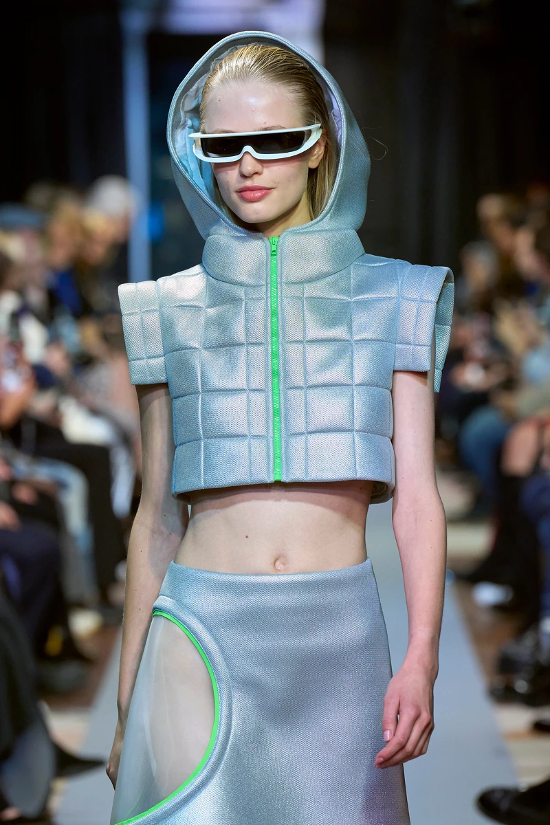 Pierre Cardin2025春夏系列延續太空裝議題,設計科技感十足的系列。