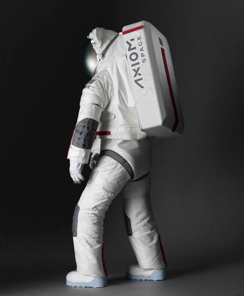 太空衣設計採用白色技術面料製成，可反射熱能並保護太空人免受極端溫度和月球塵埃的外在影響，並且這款設計預計可以適合大多數體型，以及任何性別。