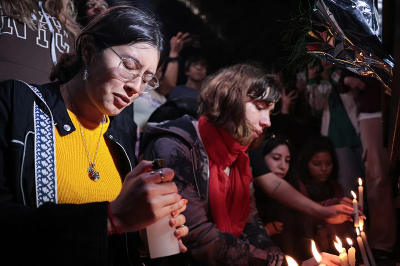 Liam 的粉絲們齊聚哀悼並祈禱。 Liam 的粉絲們齊聚哀悼並祈禱。