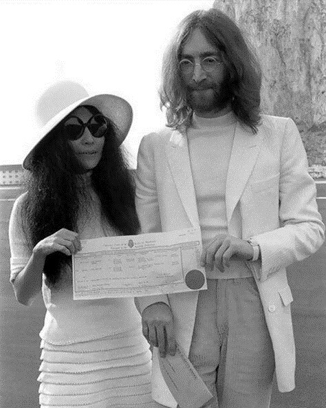John Lennon（約翰藍儂）與Yoko Ono（小野洋子）也是LINDA FARROW的愛用者。