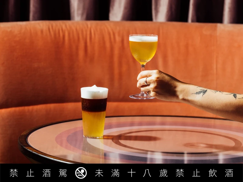 「Afterglo」的酒單上,僅精心羅列的八款風格調酒,調酒師運用台灣茶、薑汁番茄、花椒、班蘭葉等亞洲元素設計調酒。 「Afterglo」的酒單上,僅精心羅列的八款風格調酒,調酒師運用台灣茶、薑汁番茄、花椒、班蘭葉等亞洲元素設計調酒。