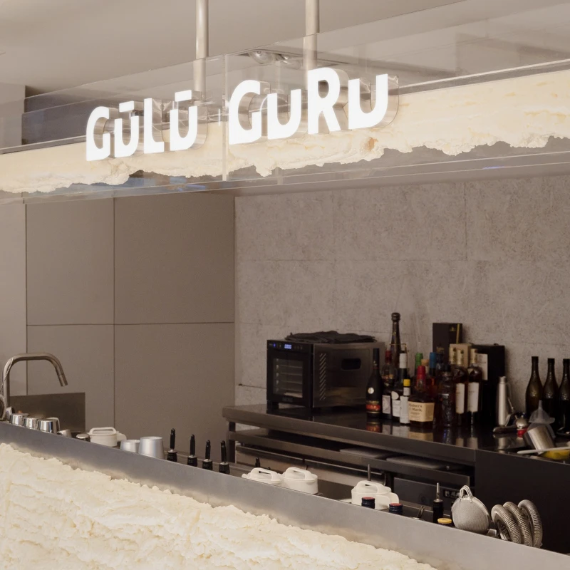 「GŪLŪ GURU」信義店,與具備侍酒師、唎酒師、侍茶師資格的 Thomas Kao 聯手合作。 「GŪLŪ GURU」信義店,與具備侍酒師、唎酒師、侍茶師資格的 Thomas Kao 聯手合作。