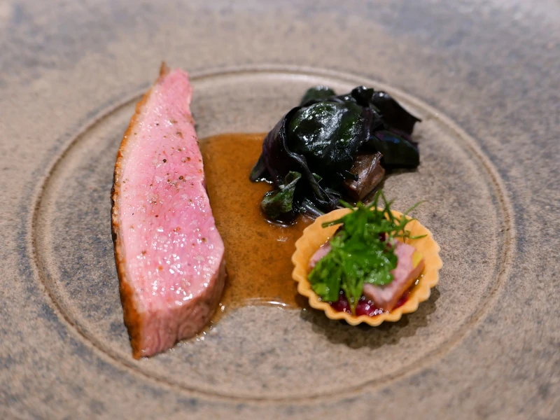 「甘蔗燻鴨|牛蒡|鴨心|蔓越莓」。 「甘蔗燻鴨|牛蒡|鴨心|蔓越莓」。