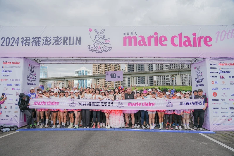 Marie Claire美麗佳人社長暨編輯總監胡玲玲、巴黎奧運女子拳擊銅牌國手(拳擊精靈)-吳詩儀、公益大使-小S、Lily、國際美學療癒抗癌攝影家 Bob Carey 五位一同站上10K起跑線與跑友們合照 Marie Claire美麗佳人社長暨編輯總監胡玲玲、巴黎奧運女子拳擊銅牌國手(拳擊精靈)-吳詩儀、公益大使-小S、Lily、國際美學療癒抗癌攝影家 Bob Carey 五位一同站上10K起跑線與跑友們合照