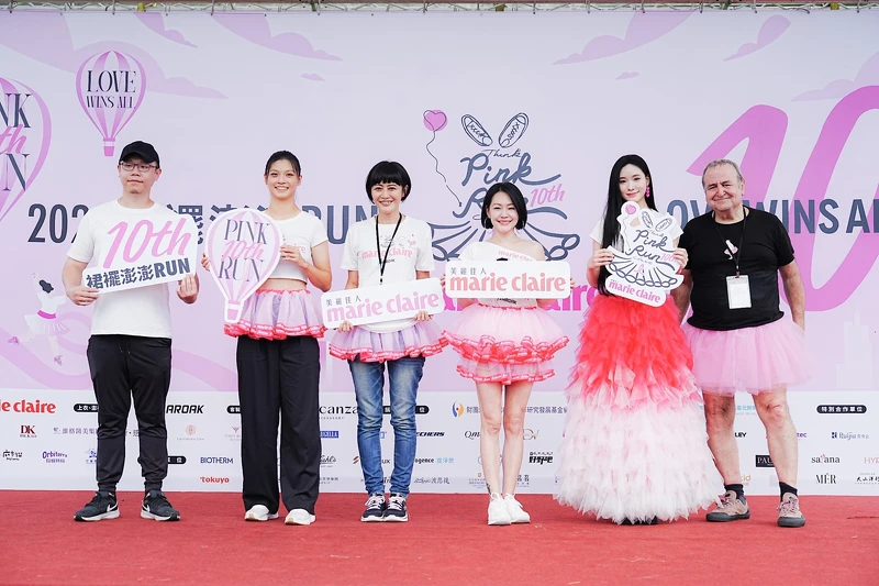 (由左至右)AROAK 執行長 陳泓翰、巴黎奧運女子拳擊銅牌國手(拳擊精靈)-吳詩儀、美麗佳人總編輯-李忻潔、公益大使-小S、Lily、國際美學療癒抗癌攝影家 Bob Carey (由左至右)AROAK 執行長 陳泓翰、巴黎奧運女子拳擊銅牌國手(拳擊精靈)-吳詩儀、美麗佳人總編輯-李忻潔、公益大使-小S、Lily、國際美學療癒抗癌攝影家 Bob Carey