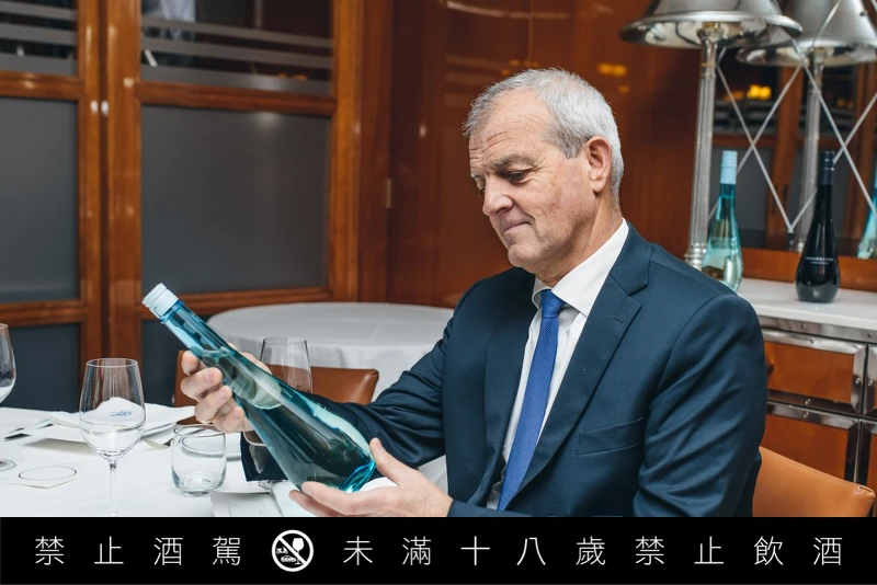 釀酒大師 Régis Camus 於2016年首次將香檳的調配工藝導入清酒世界。 釀酒大師 Régis Camus 於2016年首次將香檳的調配工藝導入清酒世界。