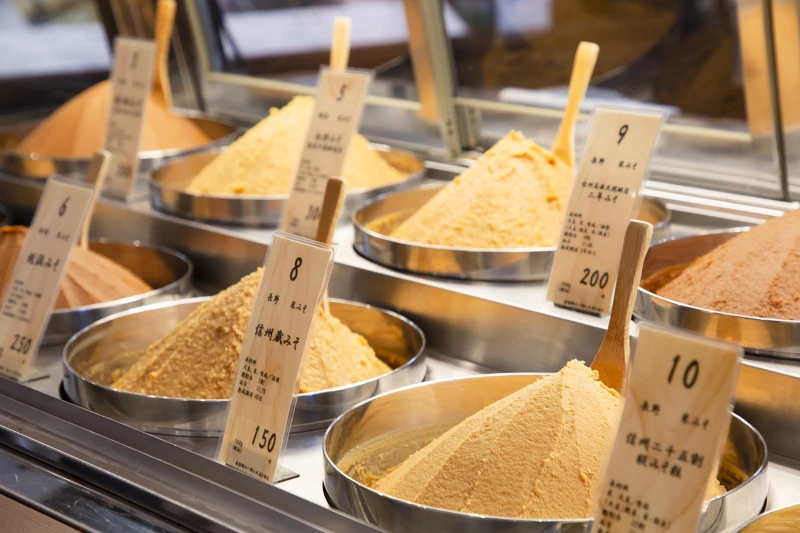 總部設在東京豐洲市場的蔵乃屋,專門販售日本各地的味噌,每天也都會在店內舉辦「味噌手作教室」可以體驗親手製作味噌。 總部設在東京豐洲市場的蔵乃屋,專門販售日本各地的味噌,每天也都會在店內舉辦「味噌手作教室」可以體驗親手製作味噌。