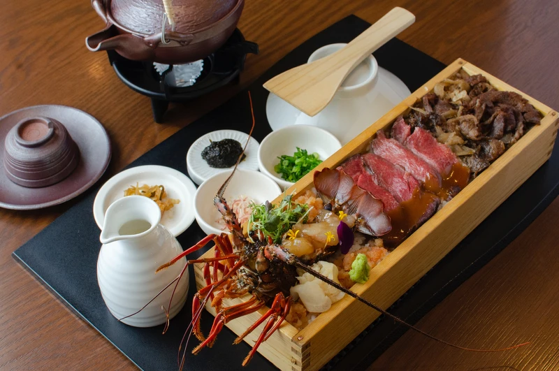 以松阪牛肉和伊勢龍蝦等三重食材為主的香味概念Fusion餐廳「竜吟虎嘯 」。 以松阪牛肉和伊勢龍蝦等三重食材為主的香味概念Fusion餐廳「竜吟虎嘯 」。