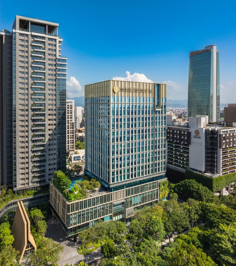 酒店坐落於臺中繁華的商業區，毗鄰人文薈萃的草悟道街區，北接國立科學博物館，南邊則是國立美術館，成為一處科學與美學碰撞的交匯處。