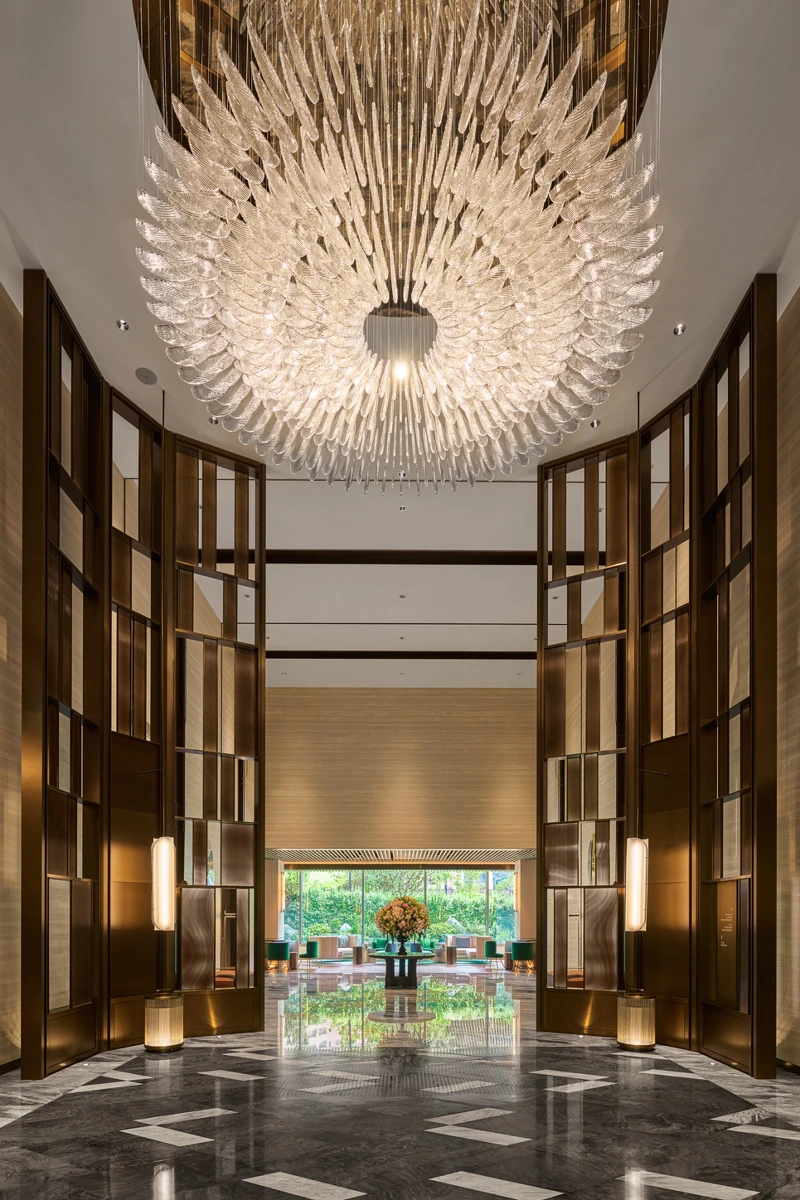 捷克 Lasvit 和藝術家 Petra Krausova 共同創作的大型玻璃吊燈「SUPERNOVA」。