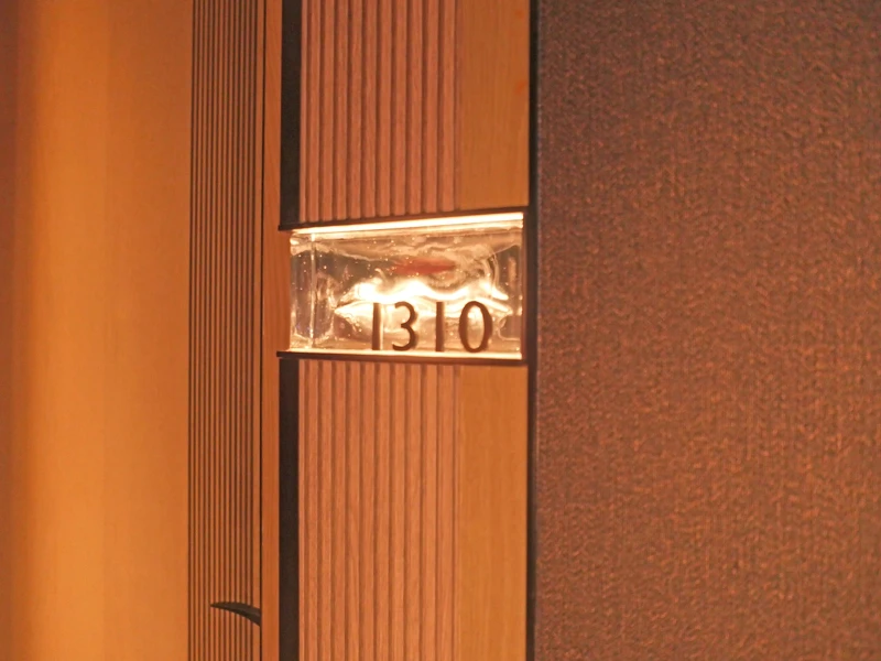 客房門牌以可完全回收的玻璃材質做製作，並揉和台灣山陵線條。