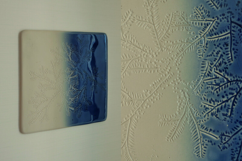 客房中找到蕨類拓印於陶瓷片的作品，展現了自然之美。