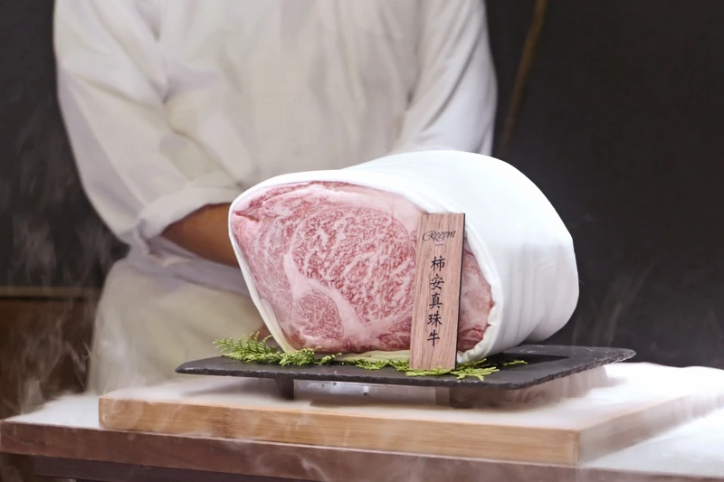 「真珠牛」僅選用A5等級的雌牛,進一步提升了肉質的細嫩度,使其豐腴柔滑的口感更為出色。 「真珠牛」僅選用A5等級的雌牛,進一步提升了肉質的細嫩度,使其豐腴柔滑的口感更為出色。