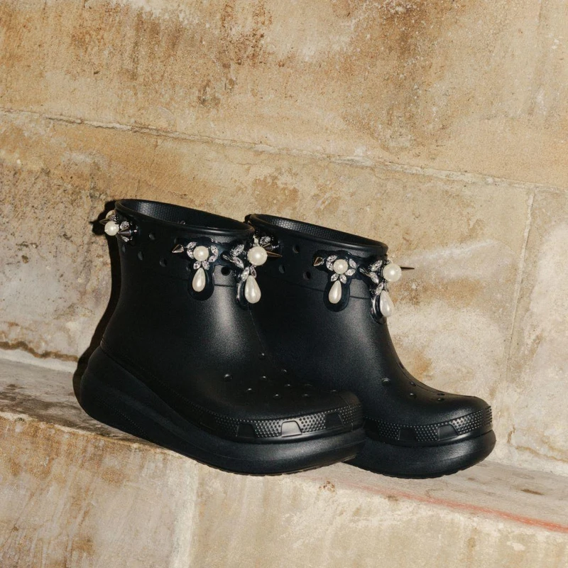 Simone Rocha x Crocs 黑色鉚釘造型娃娃短靴，價格店洽。