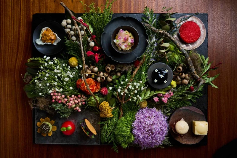 「花八寸」完美展現仲嶺主廚的獨特美學。 「花八寸」完美展現仲嶺主廚的獨特美學。