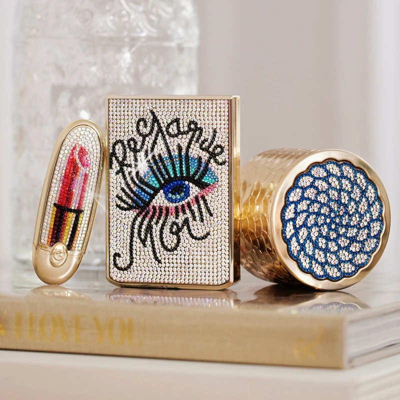 嬌蘭2024璀璨蜂芒Shourouk Rhaiem 聖誕聯名彩妝情境圖。 嬌蘭2024璀璨蜂芒Shourouk Rhaiem 聖誕聯名彩妝情境圖。