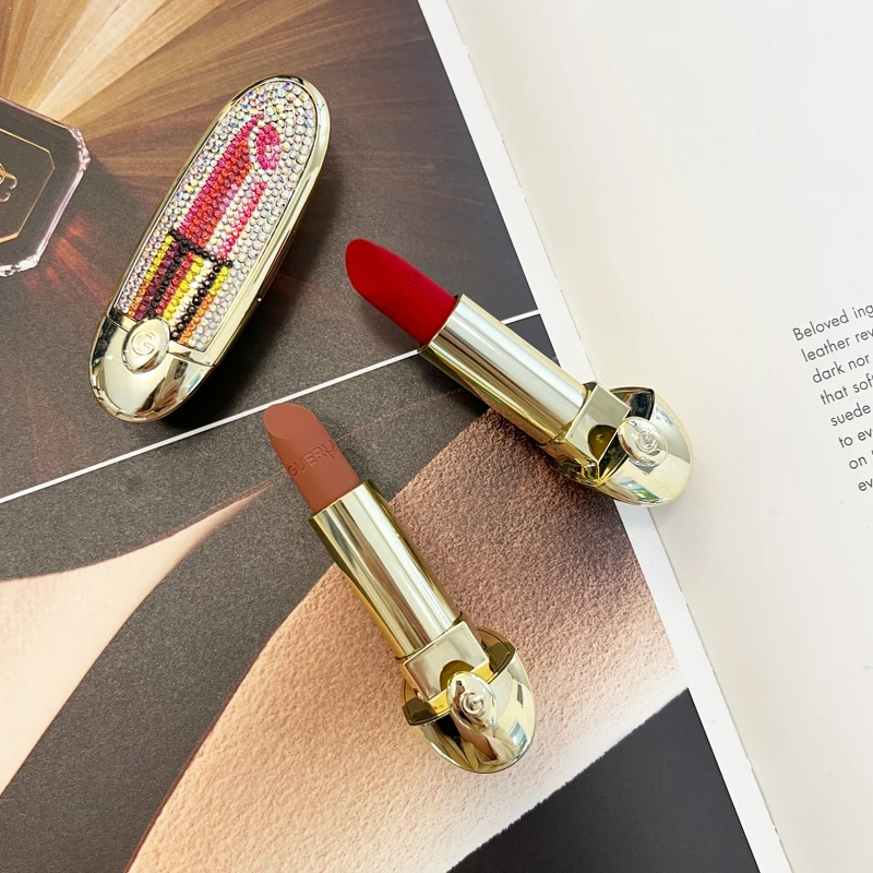 嬌蘭紅寶之吻高訂絲絨唇膏Shourouk Rhaiem聖誕聯名系列彩殼,NT1,690、 高訂絲絨唇膏(N° 207 LE BEIGE BIJOU、N° 980 LE ROUGE FABULEUX),NT1,400 嬌蘭紅寶之吻高訂絲絨唇膏Shourouk Rhaiem聖誕聯名系列彩殼,NT1,690、 高訂絲絨唇膏(N° 207 LE BEIGE BIJOU、N° 980 LE ROUGE FABULEUX),NT1,400