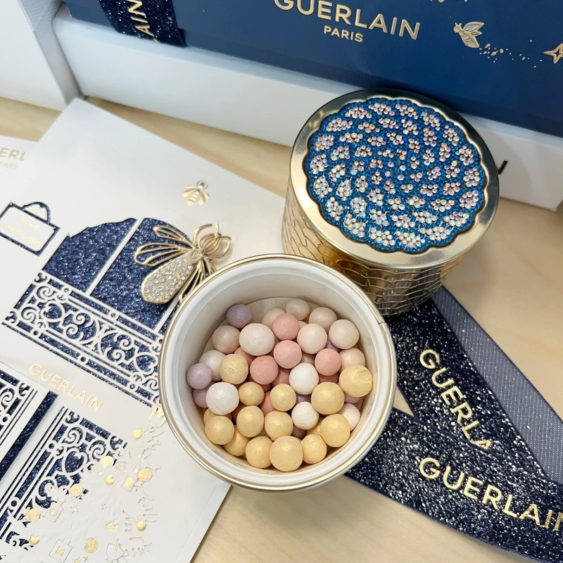 嬌蘭幻彩流星蜜粉球 Shourouk Rhaiem 聖誕聯名系列, NT2,970 嬌蘭幻彩流星蜜粉球 Shourouk Rhaiem 聖誕聯名系列, NT2,970