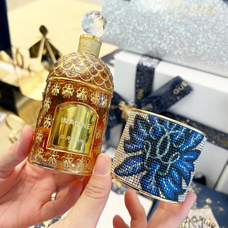 嬌蘭蜜境幻想淡香精奢藍鑽鑲蜂印瓶的寬型袖口型水晶裝飾還可以拆下來變成手鐲配戴。 嬌蘭蜜境幻想淡香精奢藍鑽鑲蜂印瓶的寬型袖口型水晶裝飾還可以拆下來變成手鐲配戴。