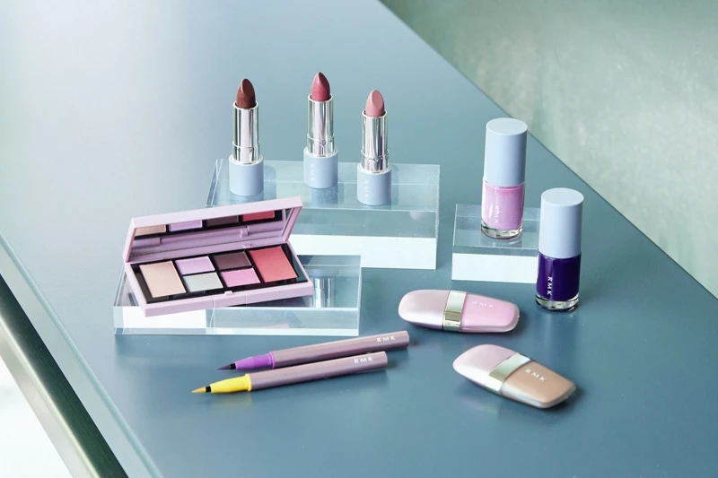 RMK 2024 HOLIDAY COLLECTION全品項,包裝挑選一眼瞬間即能心情愉悅的金屬粉紅色調與以明礬石為意境的灰色調搭配。 RMK 2024 HOLIDAY COLLECTION全品項,包裝挑選一眼瞬間即能心情愉悅的金屬粉紅色調與以明礬石為意境的灰色調搭配。