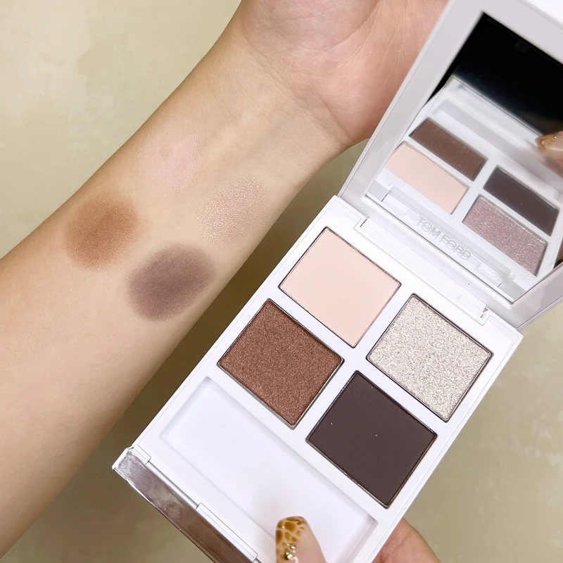 TOM FORD太陽親吻限量高級訂製四格眼盤#01 Black Diamond手部試色。 TOM FORD太陽親吻限量高級訂製四格眼盤#01 Black Diamond手部試色。