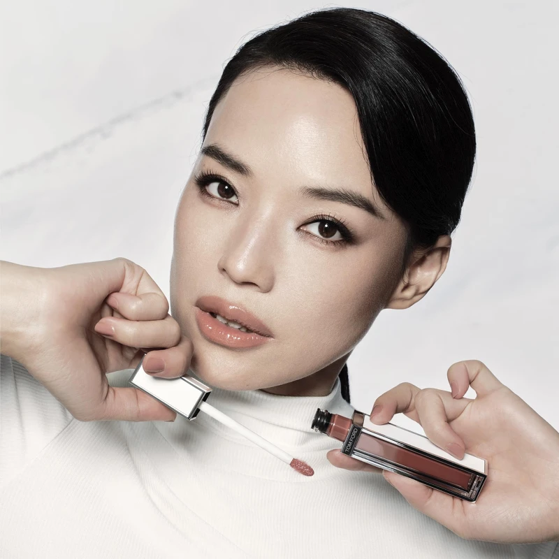 代言人舒淇拍攝的形象照中使用了TOM FORD太陽親吻限量設計師奢華水唇萃#17 Peak Flush。 代言人舒淇拍攝的形象照中使用了TOM FORD太陽親吻限量設計師奢華水唇萃#17 Peak Flush。