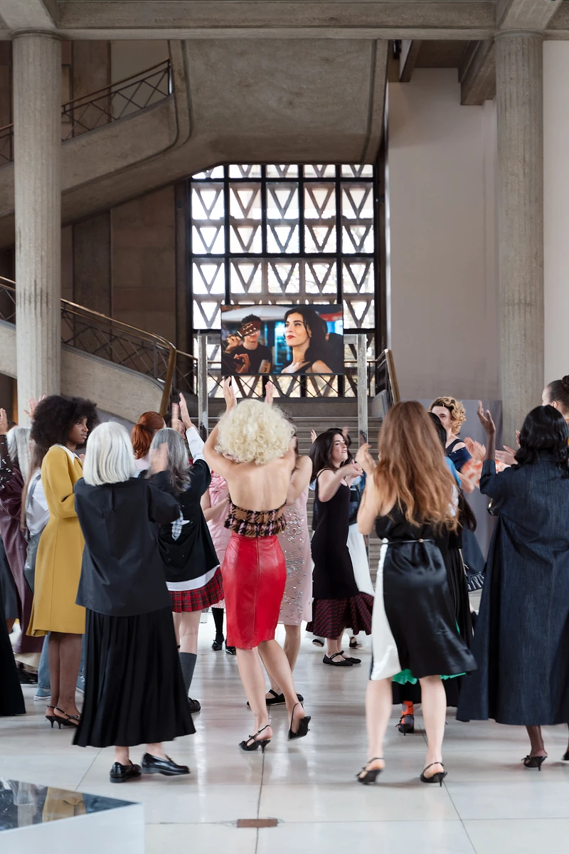 Miu Miu 於Art Basel Paris推出”Tales & Tellers” 。