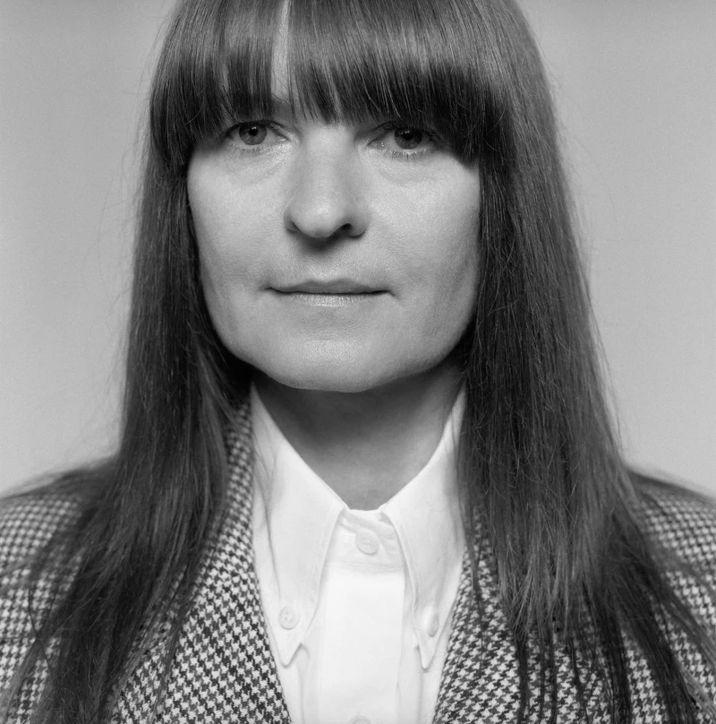 Goshka Macuga 是一位波蘭跨領域藝術家，目前於倫敦工作。Macuga 的創作以歷史與檔案研究為基礎，為其多領域的創作提供資訊。策展人、歷史學家與展覽設計師的角色經常與她的創作相連結，作為一名藝術家，她以一種制度批判的形式質疑歷史學、政治結構與我們時代的迫切問題。2019年，Macuga受邀為紐約現代藝術博物館製作大型掛毯。她曾在世界各地的畫廊舉辦個展，包括紐約 New Museum、倫敦 Whitechapel Gallery、瑞士 Kunsthalle Basel、倫敦 Tate Britain、米蘭 Fondazione Prada 和上海 Prada Rong Zhai。Macuga 的作品被收錄於 Documenta 2012，並於 2008 年榮獲透納獎 (Turner Prize) 提名，更於 2024 年獲選為英國皇家藝術研究院成員。