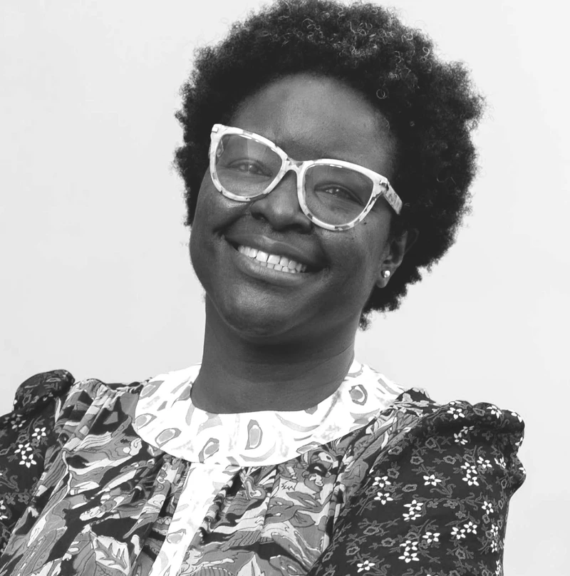 Elvira Dyangani Ose 目前為巴塞隆納當代藝術博物館 (MACBA) 館長。 她曾任倫敦 The Showroom 的總監兼首席策展人、倫敦大學金匠學院視覺文化講師、泰特現代美術館諮詢委員會 (Tate Modern Advisory Council) 顧問、Thought Council, Fondazione Prada成員、哥德堡國際當代藝術雙年展 (Göteborg International Biennial of Contemporary Art) 策展人、倫敦泰特現代美術館 (Tate Modern) 國際藝術策展人、剛果民主共和國 Rencontres Picha Lubumbashi Biennial 藝術總監，以及紐約 Creative Time 資深策展人。 她曾在紐約康奈爾大學攻讀藝術史與視覺研究博士學位，在巴塞隆納Universitat Politècnica de Catalunya 獲得建築理論與歷史碩士學位，並在巴塞隆納Universitat Autònoma de Barcelona 獲得藝術史學士學位。