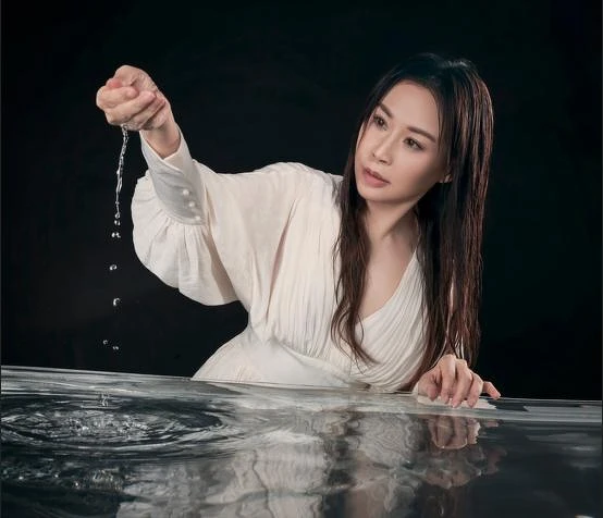 繼成功舉辦《水的記憶》沉浸式演唱會之後,貝瑪央金推出首張個人創作大碟《雨揚╱貝瑪央金》同名專輯。漾品啟鎂/提供 繼成功舉辦《水的記憶》沉浸式演唱會之後,貝瑪央金推出首張個人創作大碟《雨揚╱貝瑪央金》同名專輯。漾品啟鎂/提供
