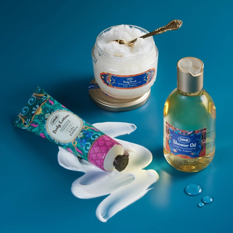 SABON美好年代沐浴油300ml(PET瓶),NT1,080、450ml,NT1,380。身體磨砂膏320g,NT1,480。身體乳液150ml,NT1,280 SABON美好年代沐浴油300ml(PET瓶),NT1,080、450ml,NT1,380。身體磨砂膏320g,NT1,480。身體乳液150ml,NT1,280