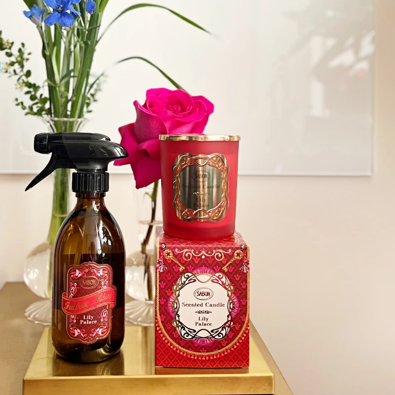 SABON美好年代織物香氛噴霧300ml,NT980。美好年代香氛蠟燭180g,NT2,380 SABON美好年代織物香氛噴霧300ml,NT980。美好年代香氛蠟燭180g,NT2,380