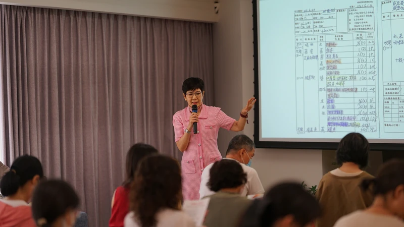 裙擺澎澎 RUN 跑友限定的健康沙龍講座中,陳月卿分享在癌症關懷基金會的飲食指導專班中,透過營養師的引導,帶領癌友每天手寫飲食記錄表,學習營養的種類份量計算、飲水以及感恩三件事,幫助癌友找回自己的健康。 裙擺澎澎 RUN 跑友限定的健康沙龍講座中,陳月卿分享在癌症關懷基金會的飲食指導專班中,透過營養師的引導,帶領癌友每天手寫飲食記錄表,學習營養的種類份量計算、飲水以及感恩三件事,幫助癌友找回自己的健康。