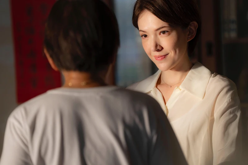 剛連莊拿下金鐘影后的許瑋甯（右），她在電影《餘燼》中以極短髮現身，出色演技備受注目。