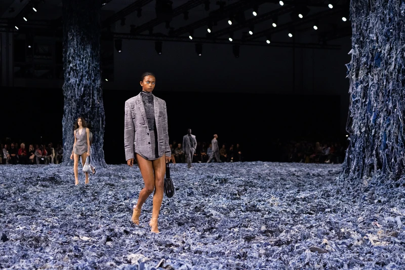 Diesel SS25的秀場宛如末日場景。 Diesel SS25的秀場宛如末日場景。