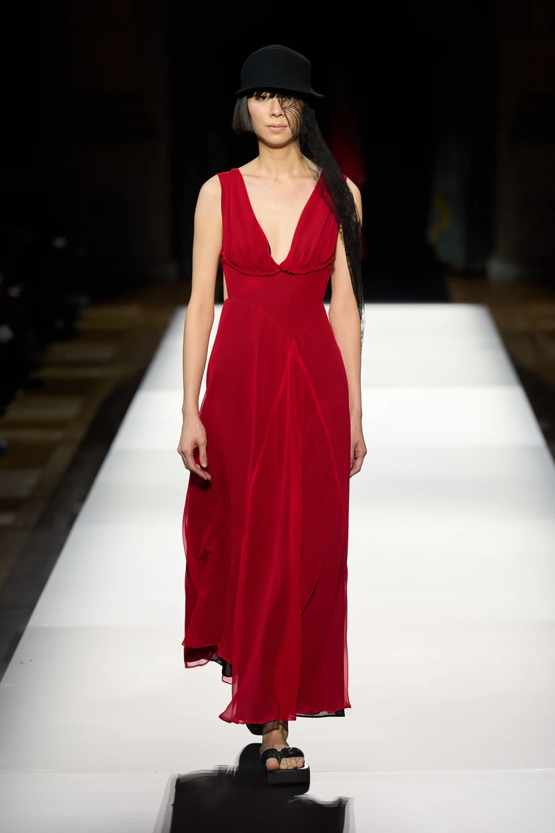 Yohji Yamamoto S/S 25 Womenswear Runway Show。