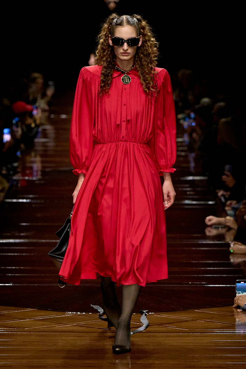 Balenciaga SS25 look。