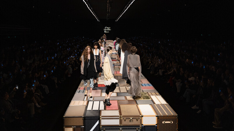Louis Vuitton 2025SS春夏秀場,以超過千個的經典行李箱打造而成。 Louis Vuitton 2025SS春夏秀場,以超過千個的經典行李箱打造而成。