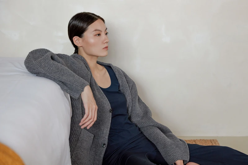 HUNDR.繭形羊毛開襟衫,NT6,680。 HUNDR.繭形羊毛開襟衫,NT6,680。