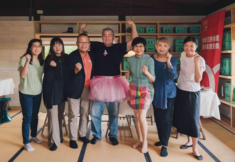 一寸鮮育苗人許偉哲(左三)、The Tutu Project創辦人 Bob Carey (中間)和 癌症關懷基金會董事長陳月卿(右三),與一群剛剛完成人生第一場路跑賽事的癌友來於陽明山火山口 西恩花園與媒體朋友見面。 一寸鮮育苗人許偉哲(左三)、The Tutu Project創辦人 Bob Carey (中間)和 癌症關懷基金會董事長陳月卿(右三),與一群剛剛完成人生第一場路跑賽事的癌友來於陽明山火山口 西恩花園與媒體朋友見面。