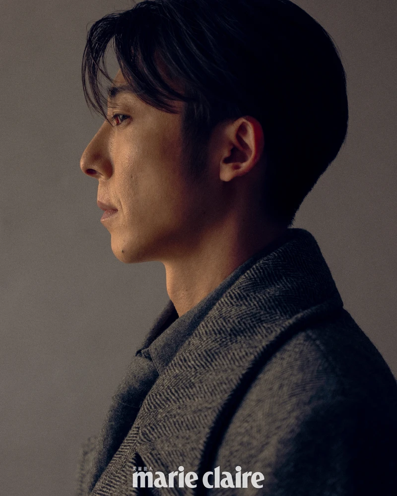 灰色大衣、灰色毛呢襯衫、灰色毛呢領帶，all by Bottega Veneta。