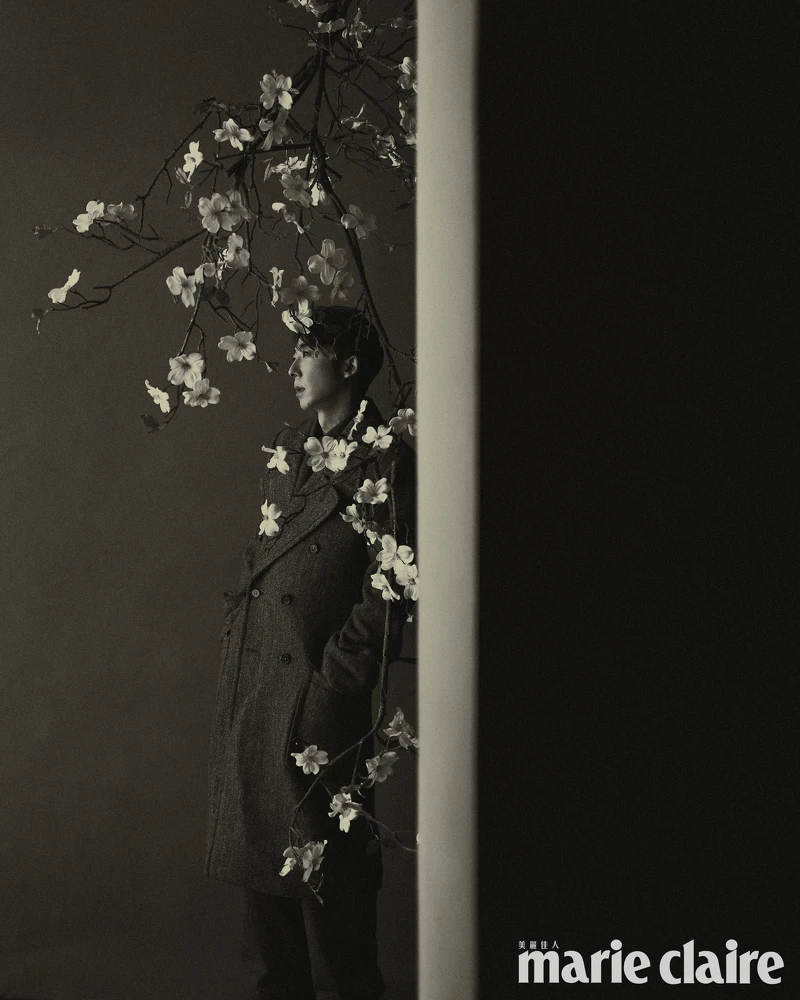 灰色大衣、灰色毛呢襯衫、灰色毛呢領帶、灰色西裝長褲，all by Bottega Veneta。灰色大衣、灰色毛呢襯衫、灰色毛呢領帶、灰色西裝長褲，all by Bottega Veneta。