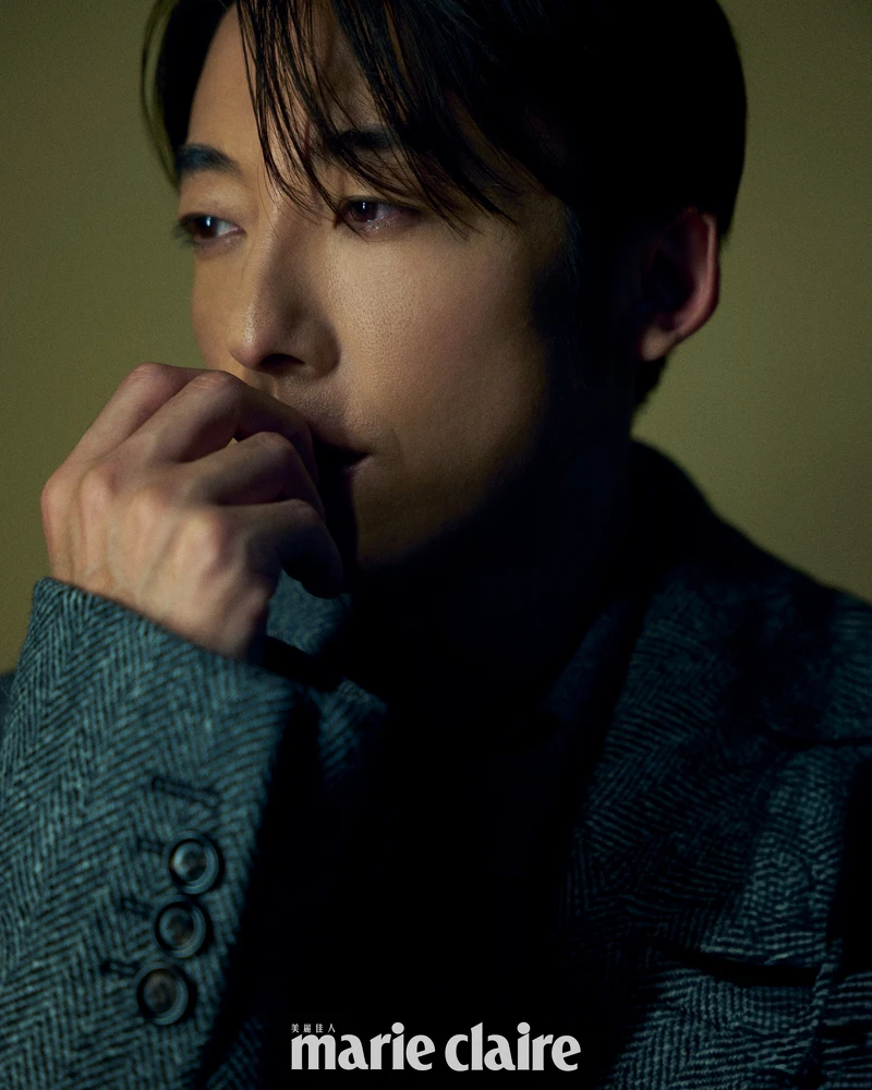 灰色大衣、灰色毛呢襯衫、灰色毛呢領帶，all by Bottega Veneta。